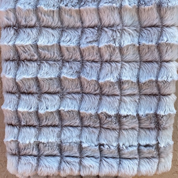 Royal Luxe Luxury Micro Mink Sherpa Throw - Beautiful! - Picture 2 of 11